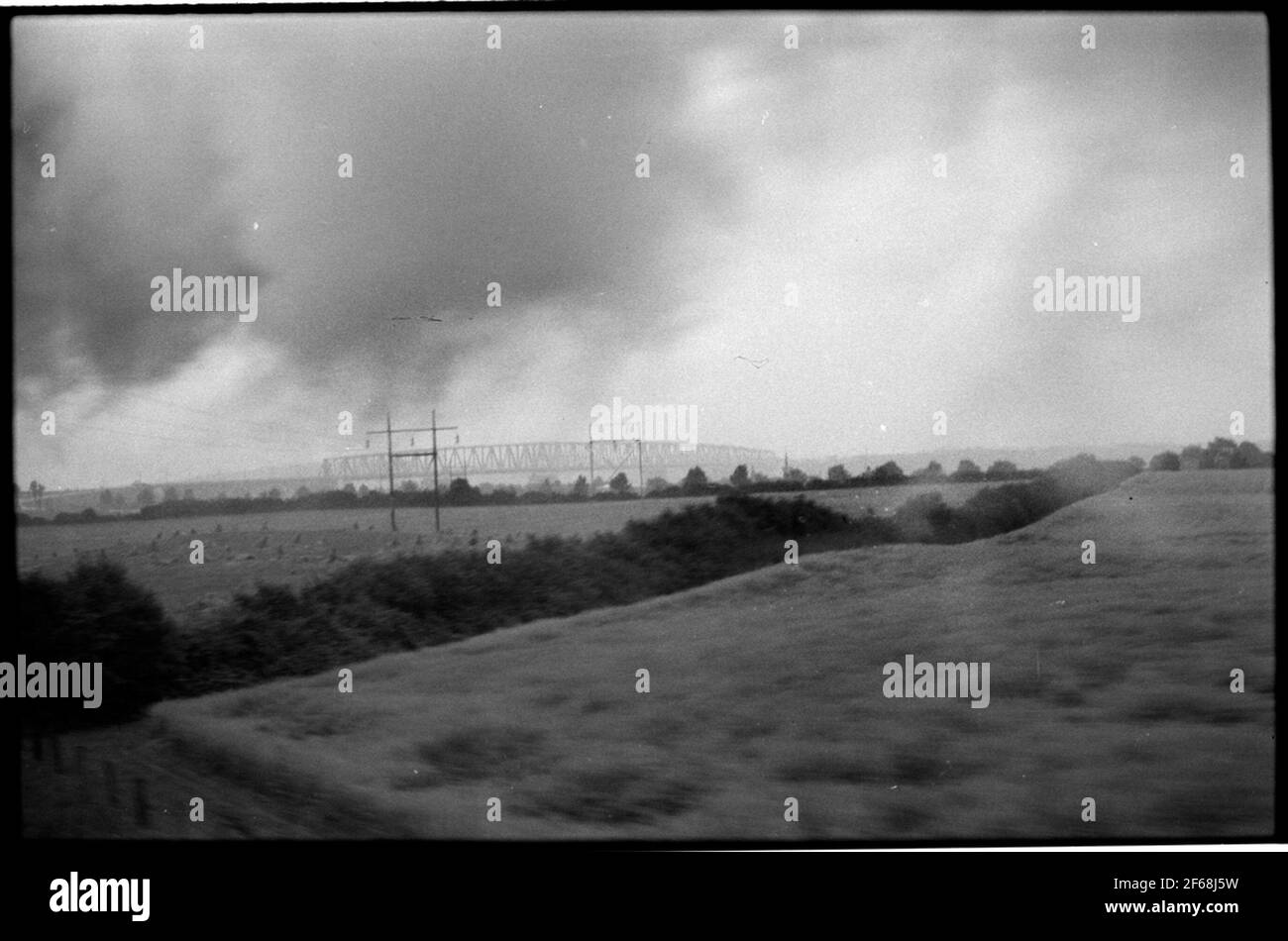 All'orizzonte, il piccolo ponte della cintura (il vecchio Lillebaeltsbron) è visibile tra Jutland e il fieno di piccole cinture, Danimarca. Foto Stock