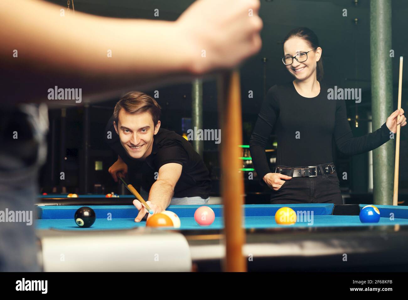 Biliardo club. Torneo di biliardo. Gioco di biliardo. Il giocatore mette le palle sul tavolo da biliardo. Foto Stock