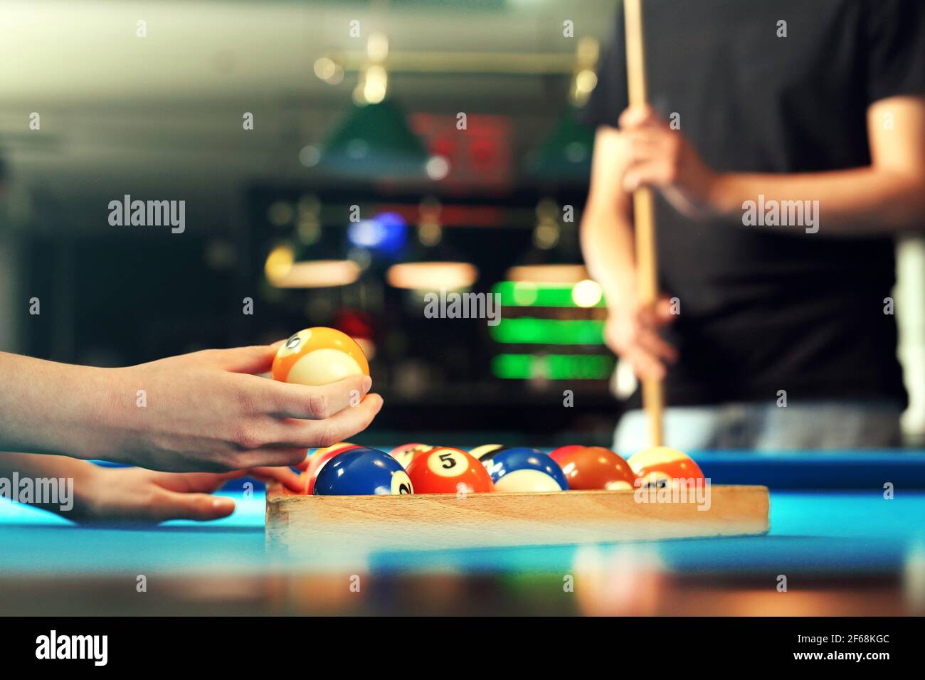 Giocando a biliardo, il giocatore mette le palle sul tavolo da biliardo. Foto Stock