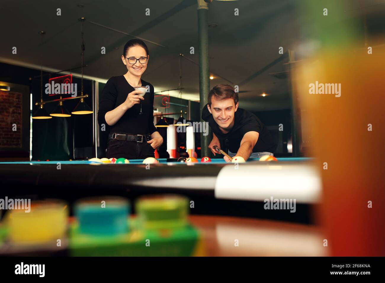 Giocando a biliardo, il giocatore mette le palle sul tavolo da biliardo. Foto Stock