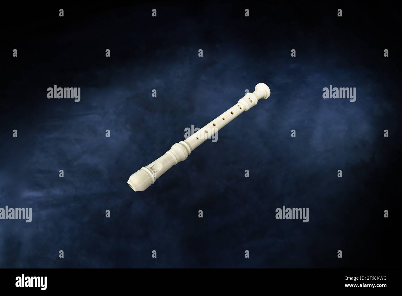 bianco woodwind strumento musicale soprano flauto registratore su sfondo nero Foto Stock