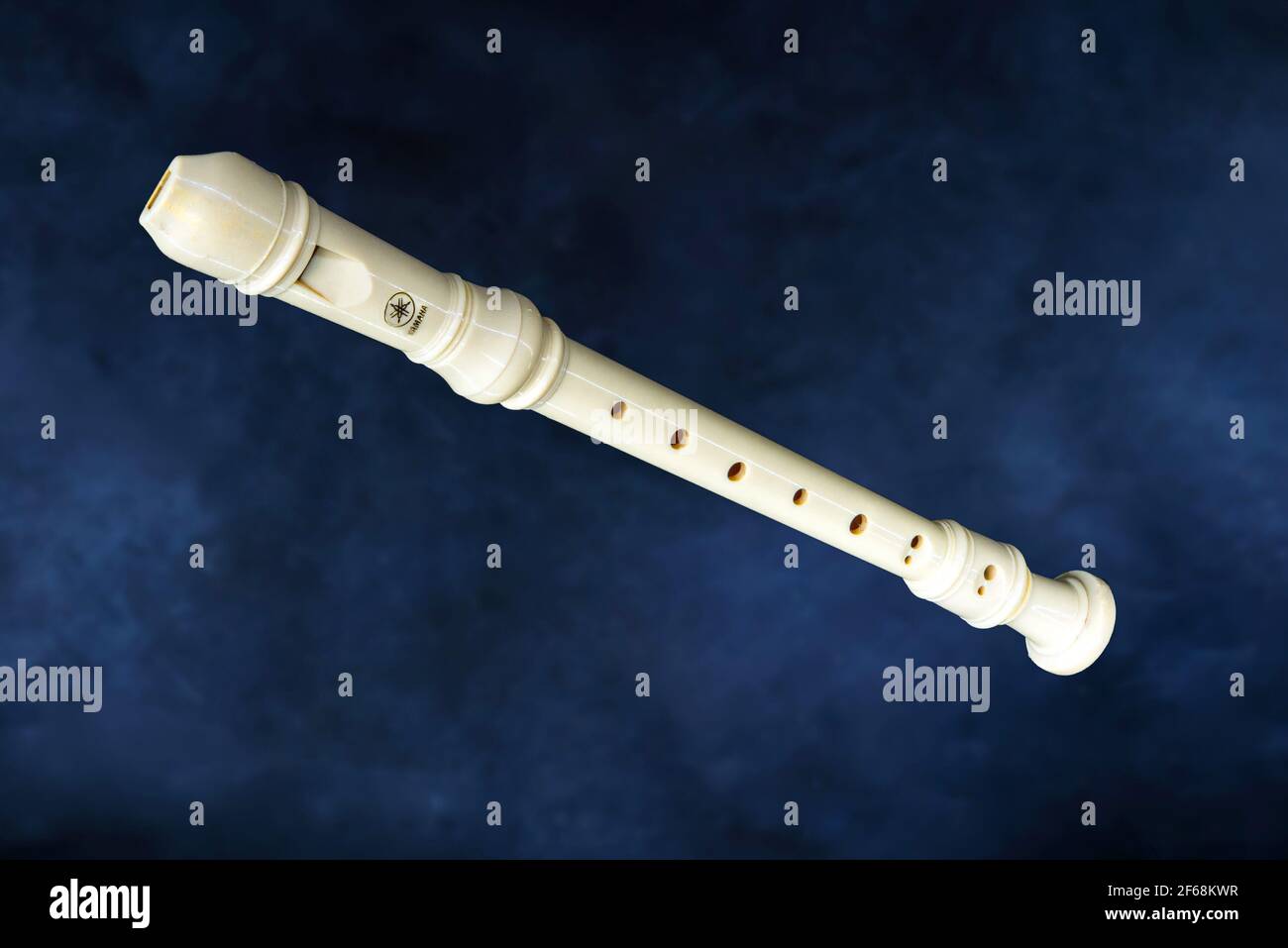 Registratore soprano in plastica bianco Yamaha YRS-24B con diteggiatura barocca Foto Stock