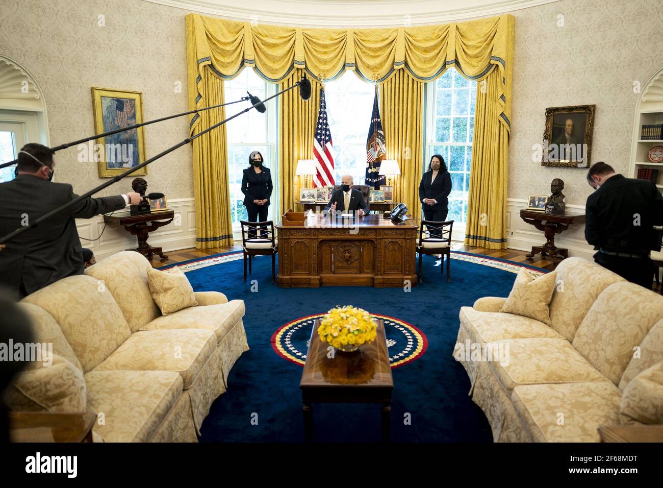 Washington, Stati Uniti. 30 Marzo 2021. Il presidente Joe Biden firma il PPP Extension Act del 2021 in legge nell'ufficio ovale con il vice presidente Kamala Harris, a sinistra e l'amministratore dell'SBA Isabel Guzman, a destra, guardando sopra, alla Casa Bianca a Washington, DC martedì, marzo 30 2021. Foto della piscina di Doug Mills/UPI Credit: UPI/Alamy Live News Foto Stock