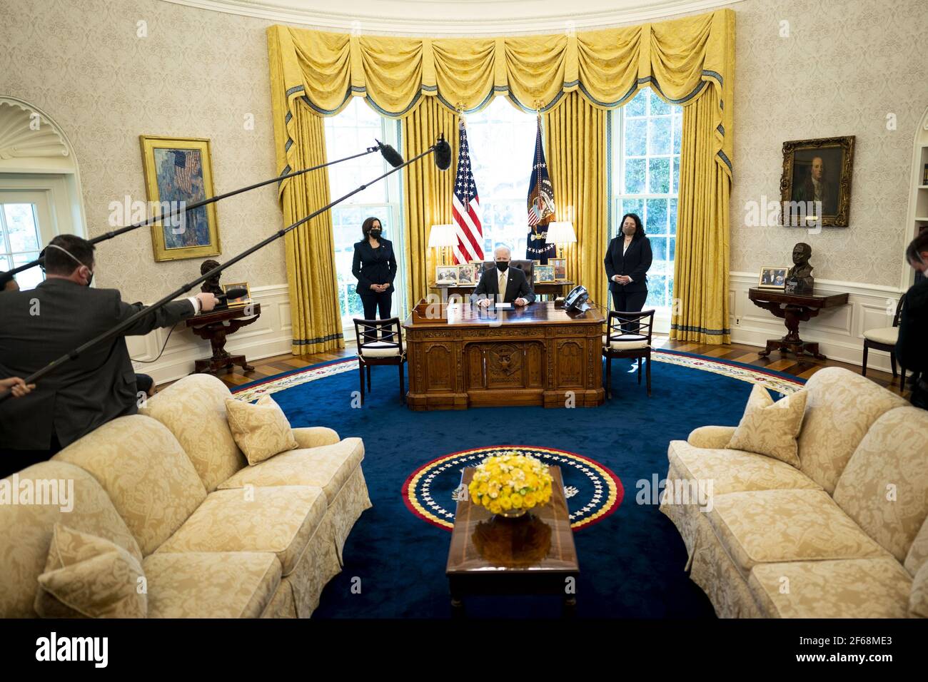 Washington, Stati Uniti. 30 Marzo 2021. Il presidente Joe Biden firma il PPP Extension Act del 2021 in legge nell'ufficio ovale con il vice presidente Kamala Harris, a sinistra e l'amministratore dell'SBA Isabel Guzman, a destra, guardando sopra, alla Casa Bianca a Washington, DC martedì, marzo 30 2021. Foto della piscina di Doug Mills/UPI Credit: UPI/Alamy Live News Foto Stock