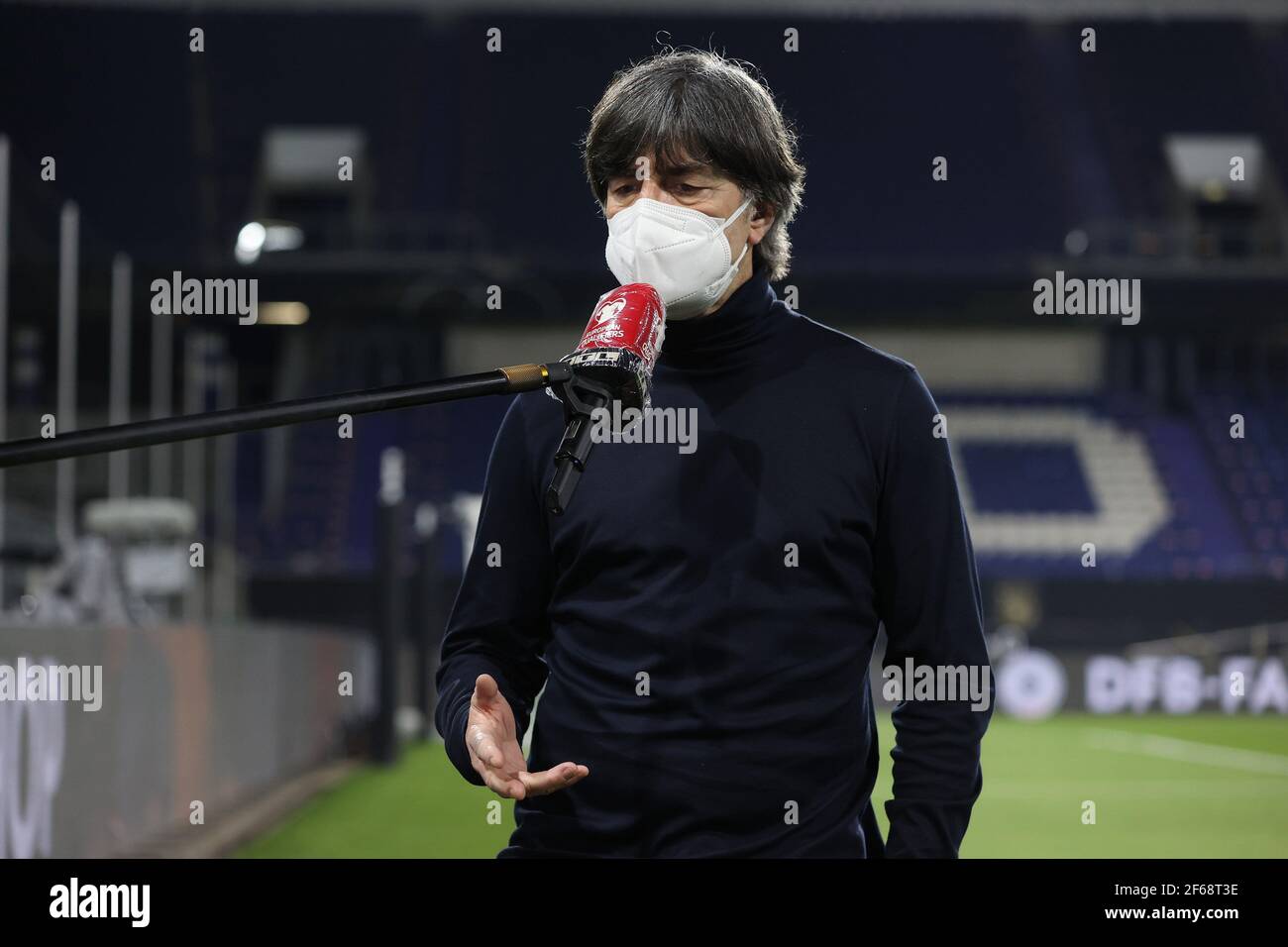 Duisburg, Germania. 25 marzo 2021. Firo: 25.03.2021 Fuvuball, calcio: LV§nderspiel nazionale WM qualifica Germania, GER -maschera isola, intervista, allenatore federale, Joachim LV? w, Loew | Usage worldwide Credit: dpa/Alamy Live News Foto Stock