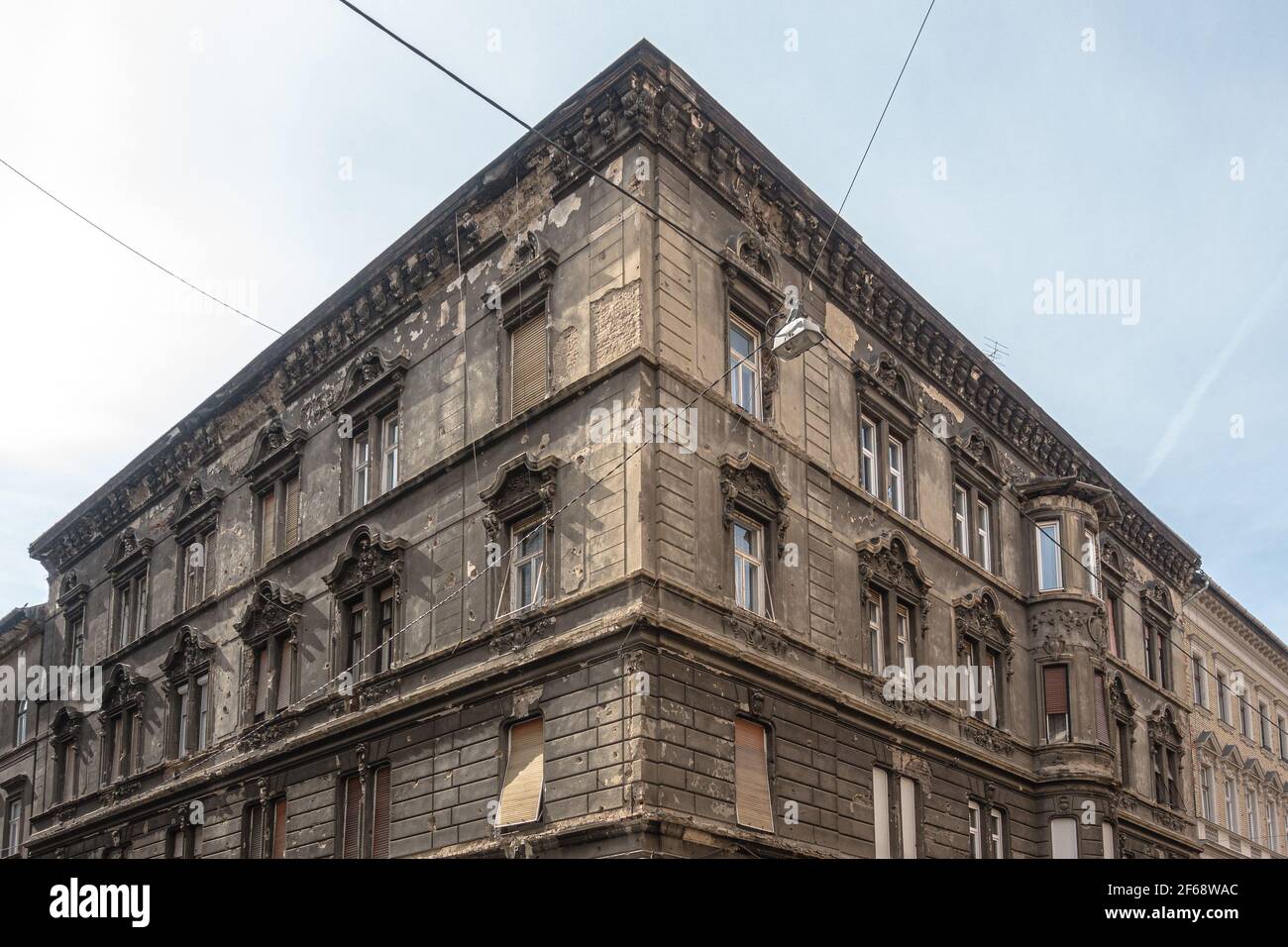 Un edificio nel Distretto VI di Budapest che ha ancora proiettili fori nel 2021 Foto Stock