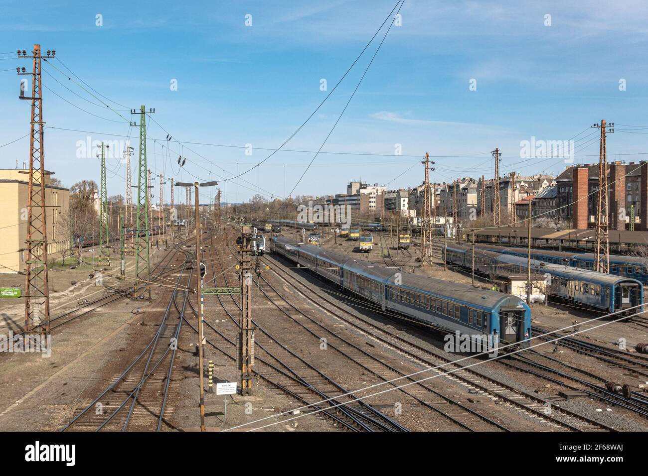 Un treno delle Ferrovie dello Stato Ungherese nel cantiere ferroviario nord-est Della stazione ferroviaria di Nyugati Foto Stock