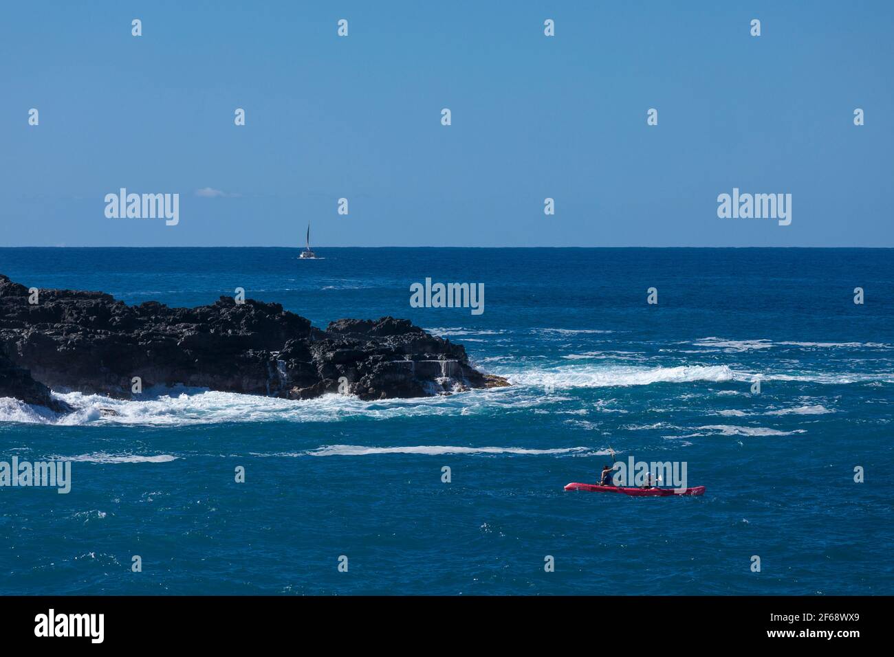 Kayak in mare aperto alla fine del mondo a Lekeleke Bay a Keauhou, sull'isola delle Hawaii. Foto Stock