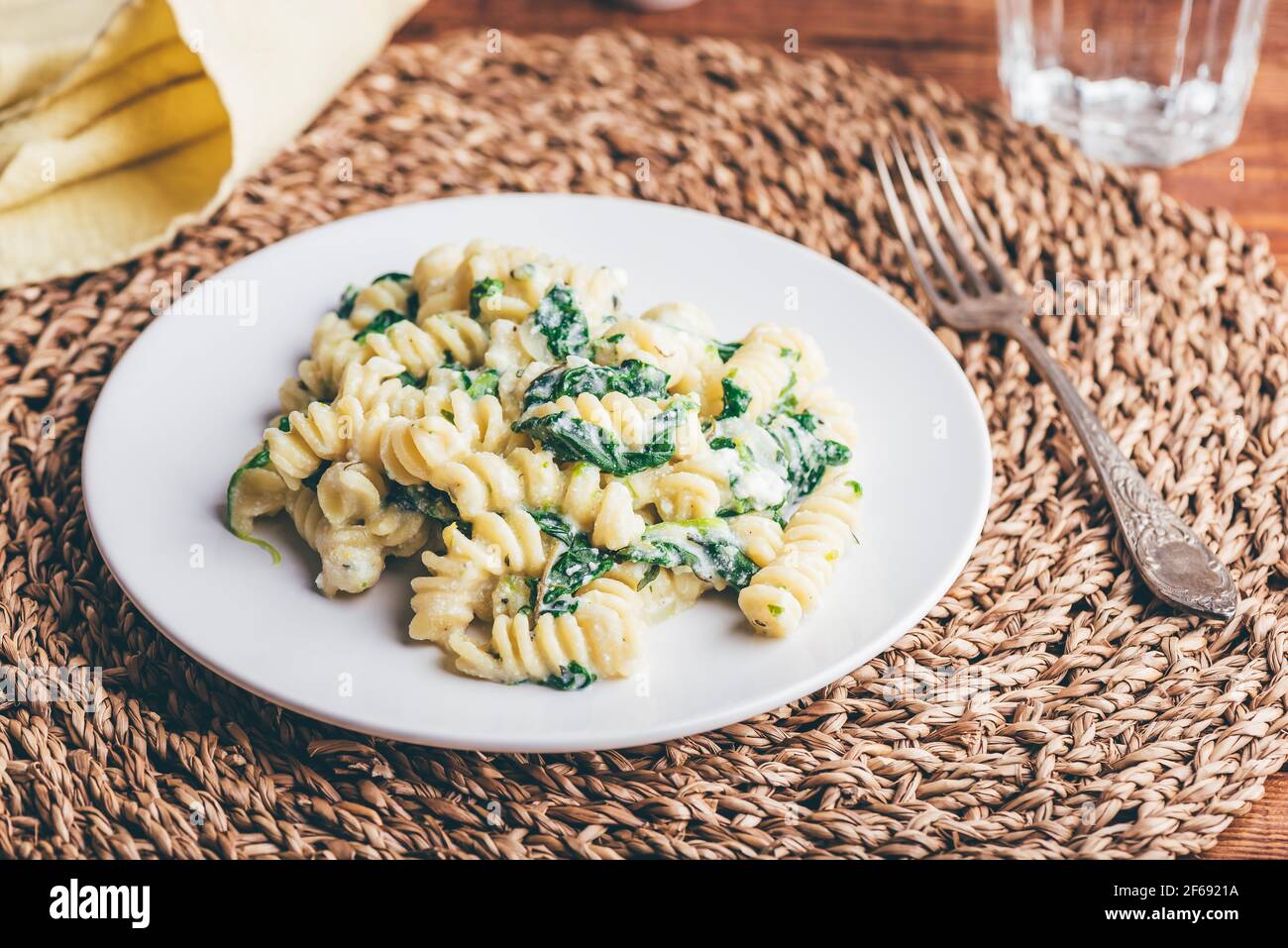 Pasta di spinaci con Timo e Zest al limone Foto Stock