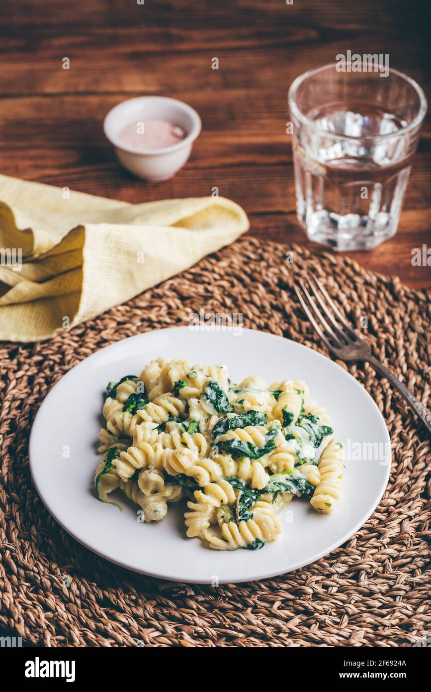 Pasta cremosa con spinaci e Timo su piatto bianco Foto Stock