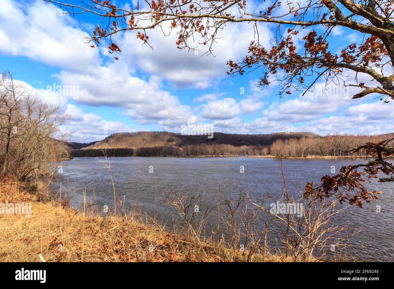 Una giornata ventosa lungo il fiume Wisconsin in un primo giorno di primavera. Foto Stock