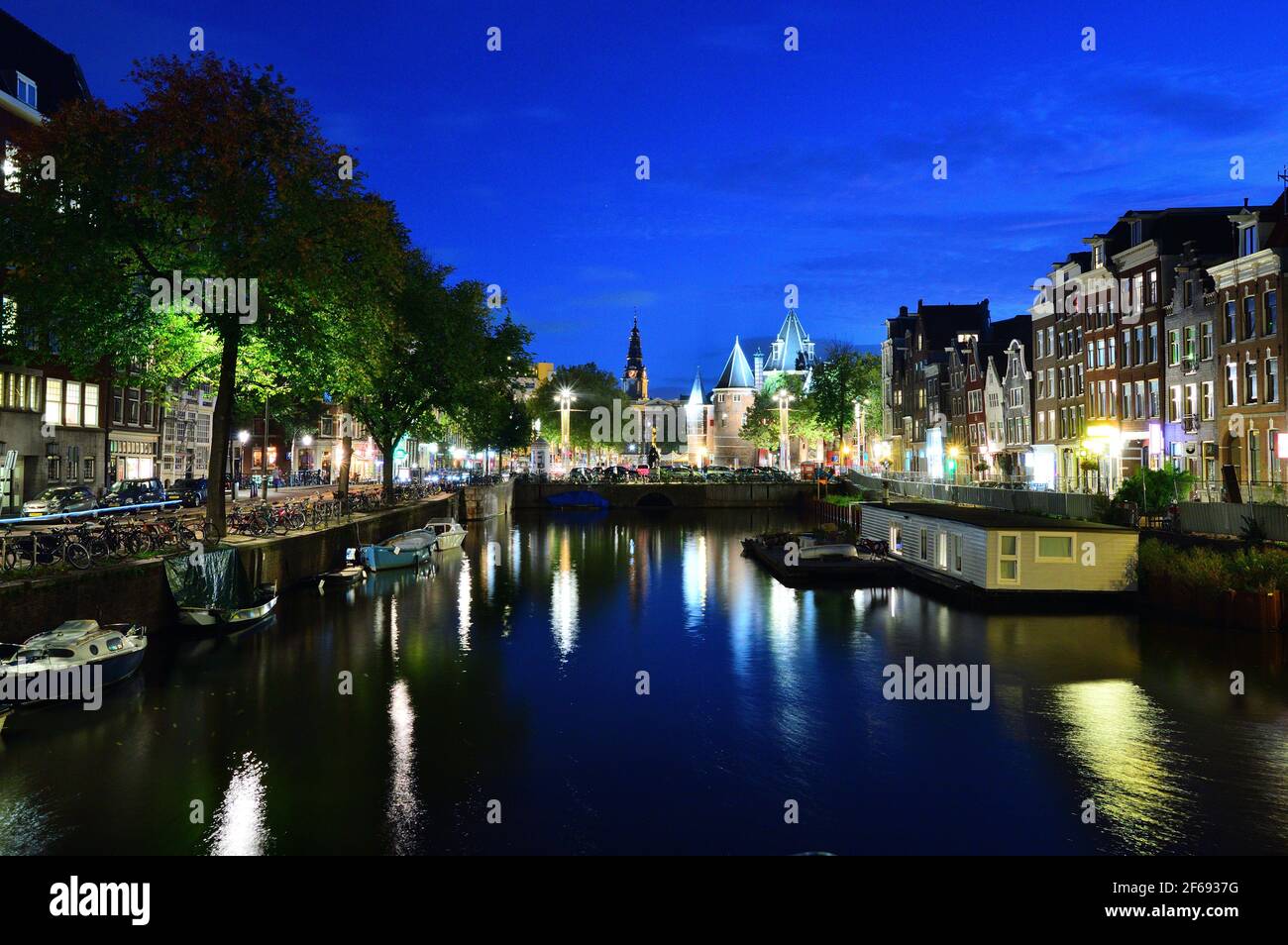 Canali ad Amsterdam, Paesi Bassi illuminati di notte con luci colorate. Foto Stock