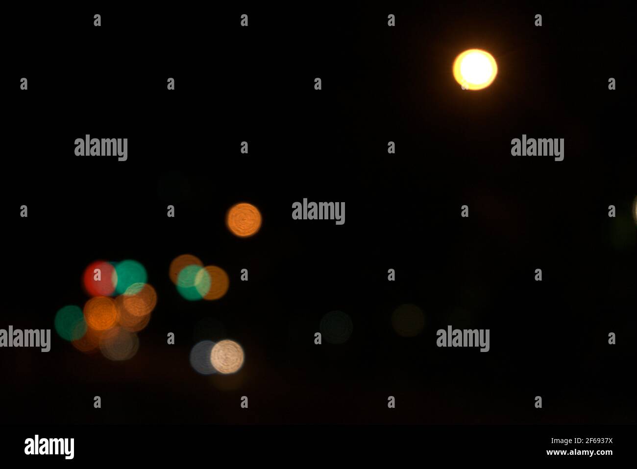 Astratto città notte luci circolari sfondo sfocato. Bello giallo, verde colori bokeh. Stile immagine orizzontale. Foto Stock