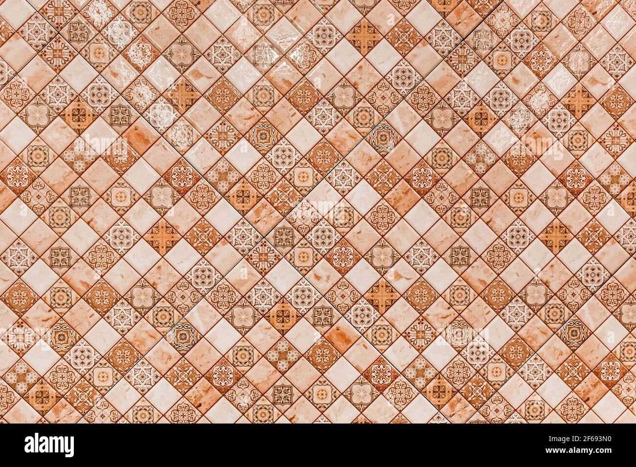 Tegole in ceramica a colori con motivi astratti, sfondo a tessitura a mosaico. Foto Stock