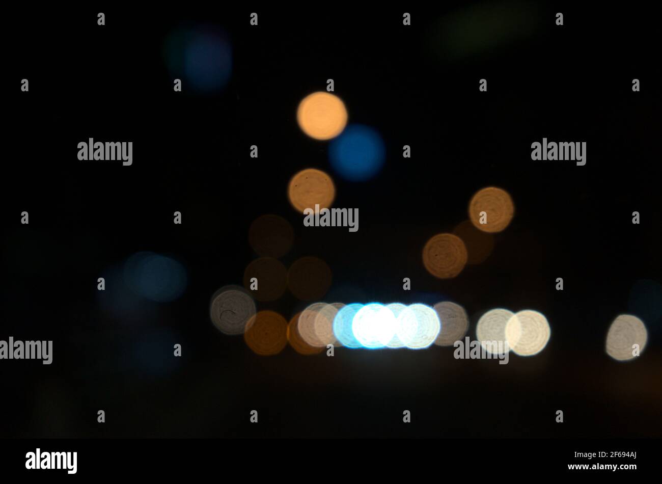 Bokeh astratto. Luci sfocate della città moderna, strada e luci di strada all'incrocio, all'aperto. Belle luci offuscate di notte oscura astratto. Foto Stock Bokeh astratto. Luci sfocate della città moderna, strada e luci di strada all'incrocio, all'aperto. Belle luci offuscate di notte oscura astratto. Foto Stock