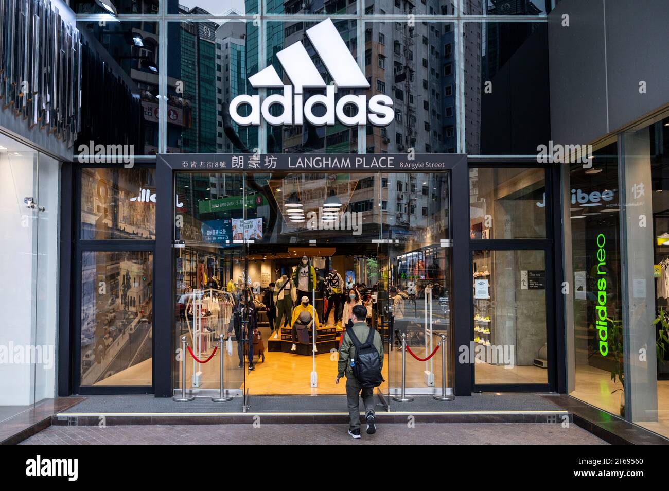 Marca di abbigliamento sportivo multinazionale tedesca, negozio Adidas  visto a Hong Kong Foto stock - Alamy