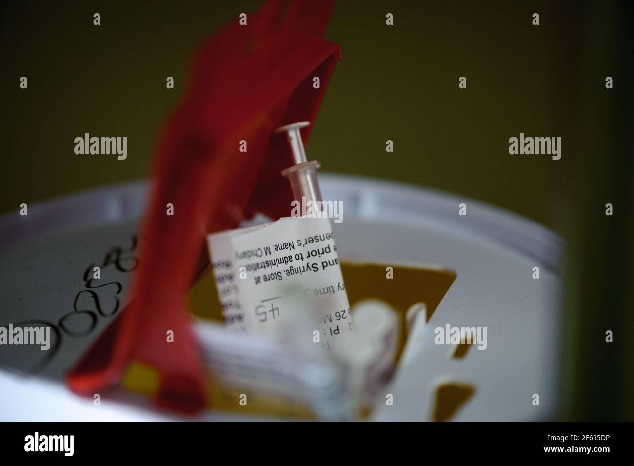 Siringa usata e vuota contenente COVID-19 Johnson & Johnson vaccino utilizzato nel Sisonke sudafricano Prova a Città del Capo Foto Stock