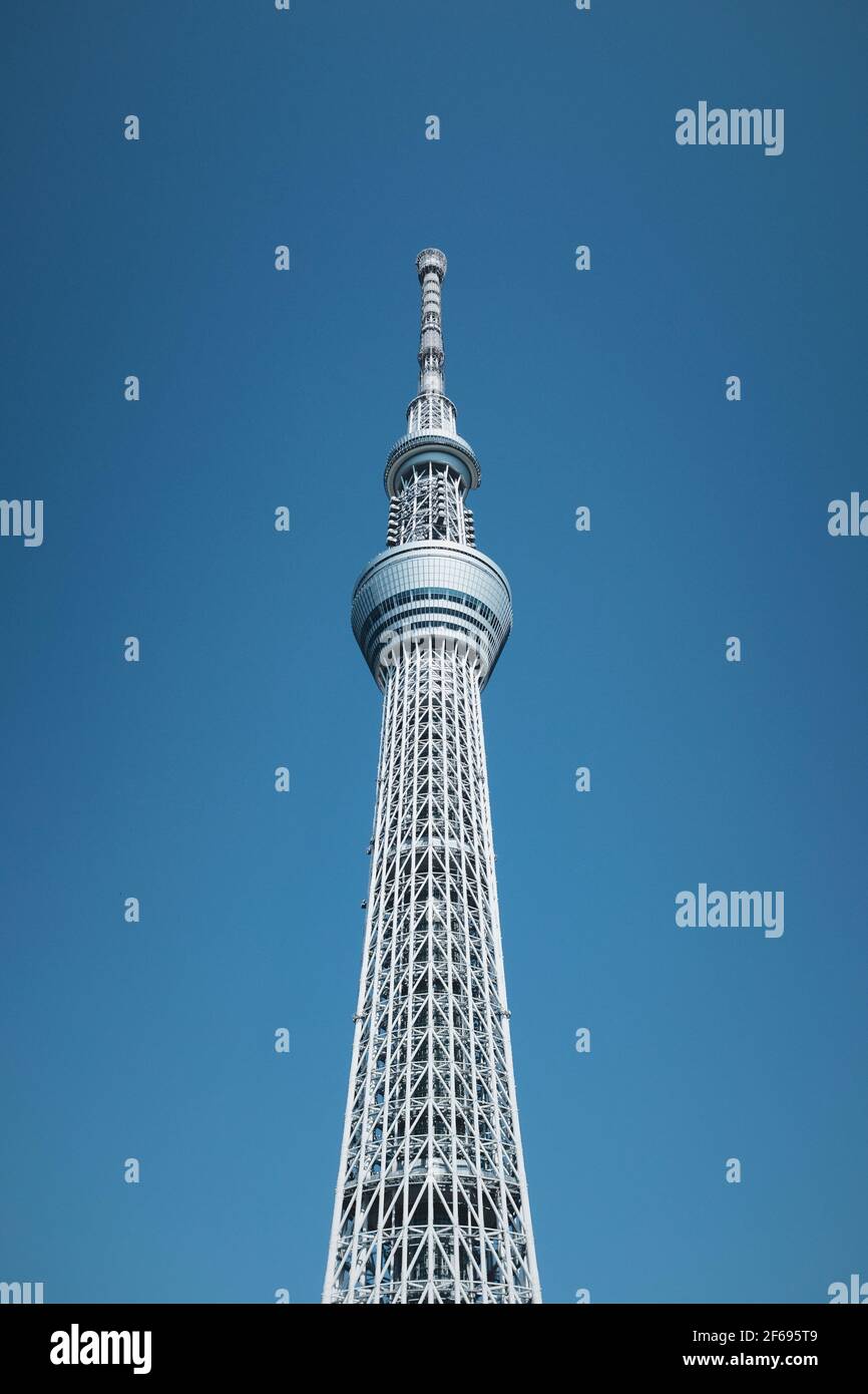 Tokyo Skytree contro un cielo blu chiaro Foto Stock