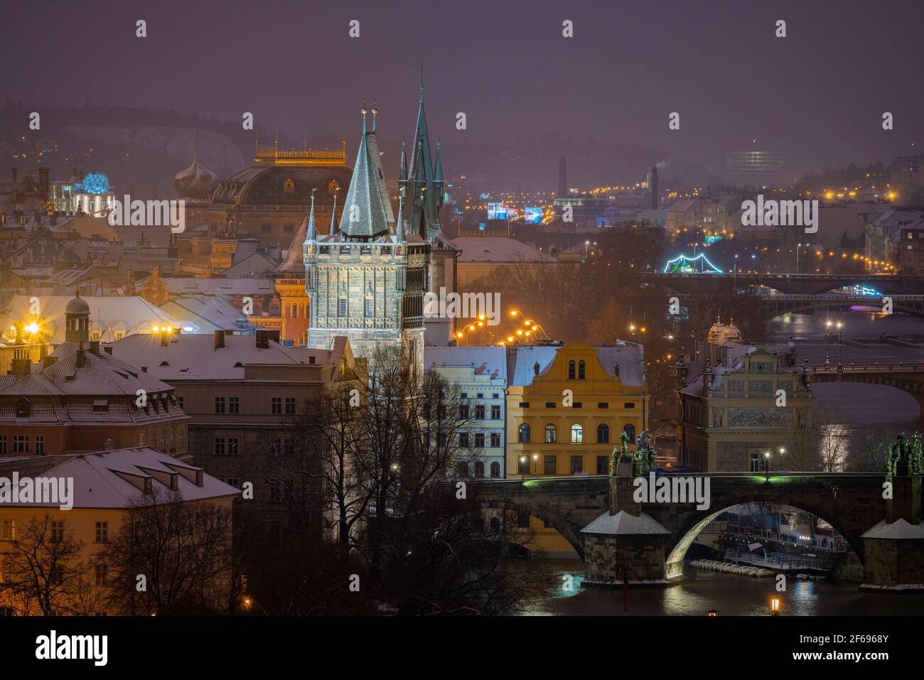 Old Town Bridge Tower, Teatro Nazionale e Ponte Carlo di notte in inverno, Praga, Repubblica Ceca Foto Stock