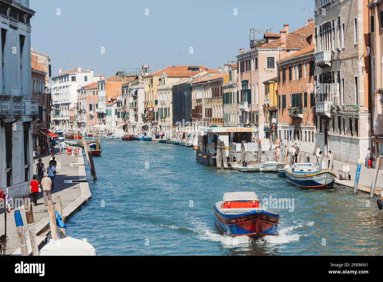 Chiatta sul Canal Grande Venezia Foto Stock