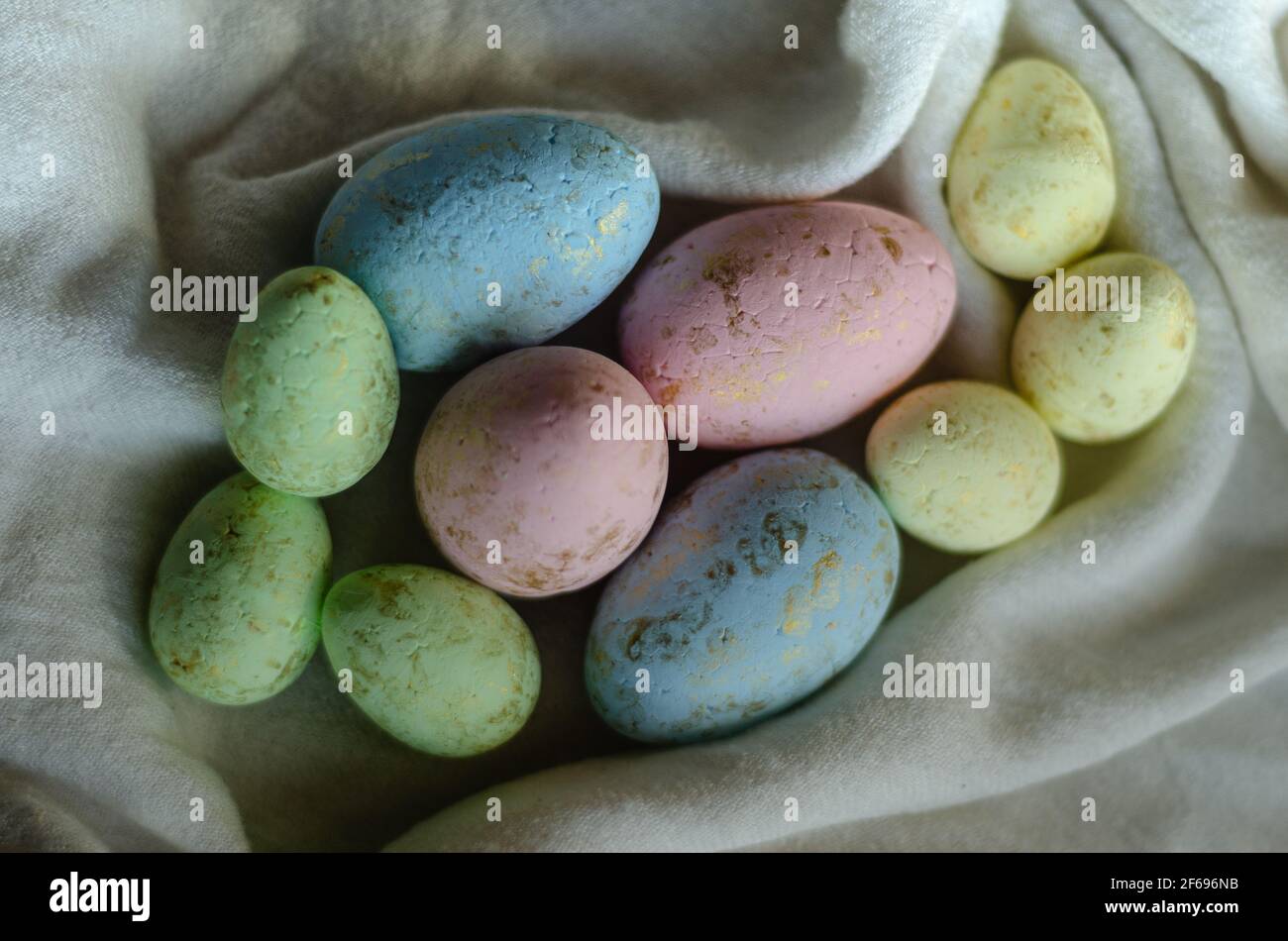 Uova di Pasqua su una tovaglia leggera, primo piano Foto Stock
