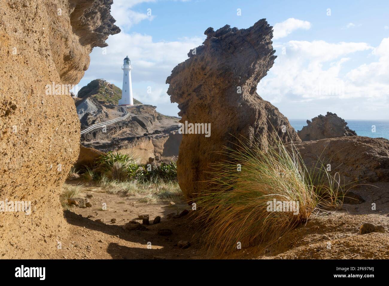 Formazione rocciosa e faro, Castlepoint, Wairarapa, Isola del Nord, Nuova Zelanda Foto Stock