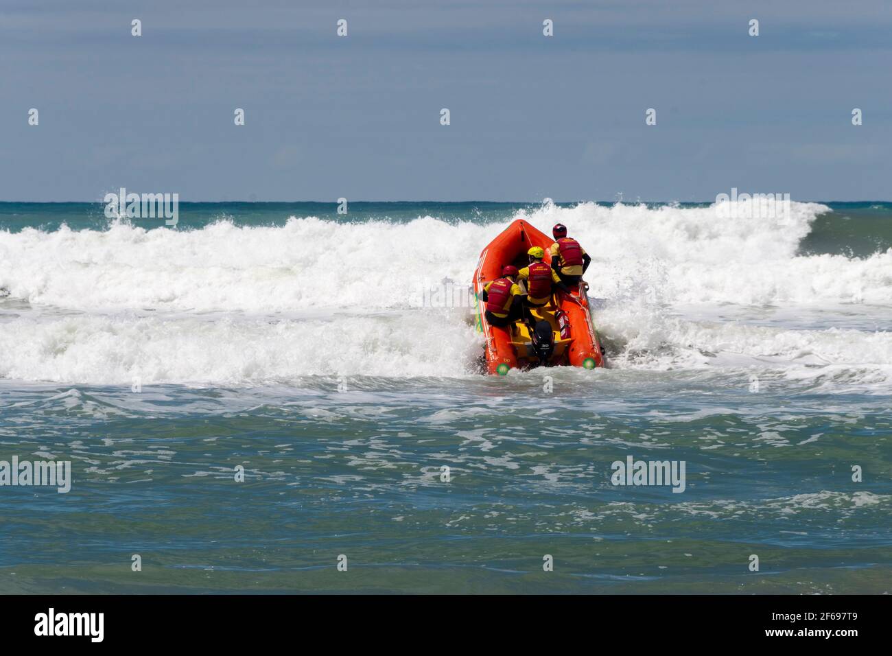 Surf lifesavers e barca di salvataggio a Riversdale Beach, Wairarapa, Isola del Nord, Nuova Zelanda Foto Stock