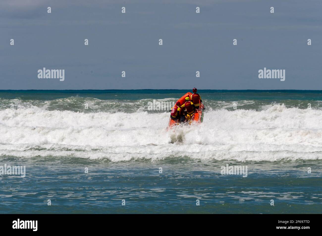 Surf lifesavers e barca di salvataggio a Riversdale Beach, Wairarapa, Isola del Nord, Nuova Zelanda Foto Stock