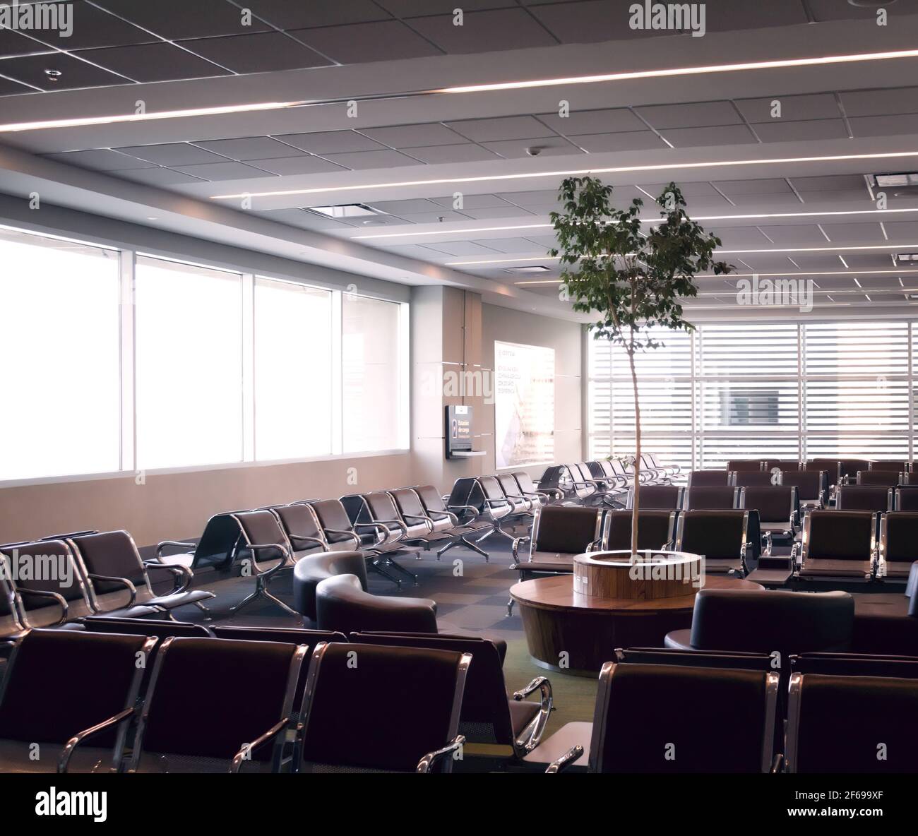 Posti vuoti nell'area d'attesa di un aeroporto. Foto Stock