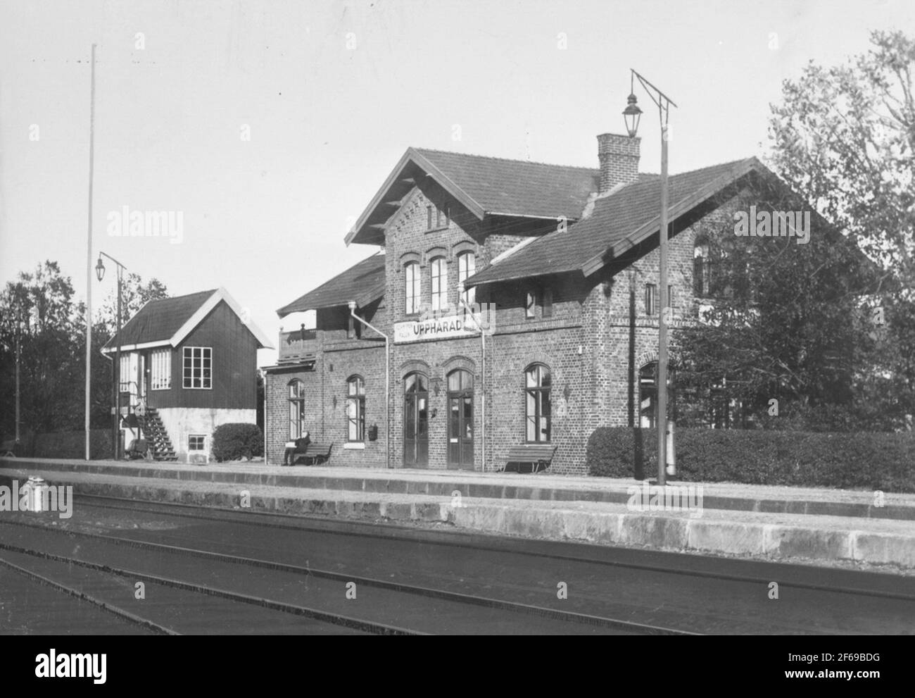 Mattone rosso, giunto bianco. Cartelli bianchi stile nero.buone finestre, finestre e porte rosse, vecchio tetto in tegole rosse. Tetto marrone striscia e balcone grigio e divano.NY camino rosso. Fissaggi della piastra sul tetto. Il supporto è dotato di granito grigio-bianco. Casa rossa con modanature bianche e finestre.Rödt tetto in tegole, scale grigie. Foto Stock