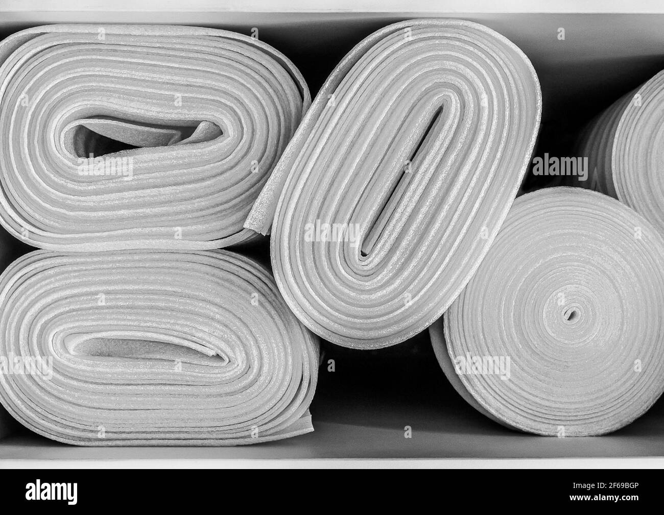 Rotoli industriali di schiuma bianca o materiali termoisolanti in un negozio di ferramenta. Pavimenti in laminato e parquet in rotoli da vicino. Resistente alla corrosione, Foto Stock