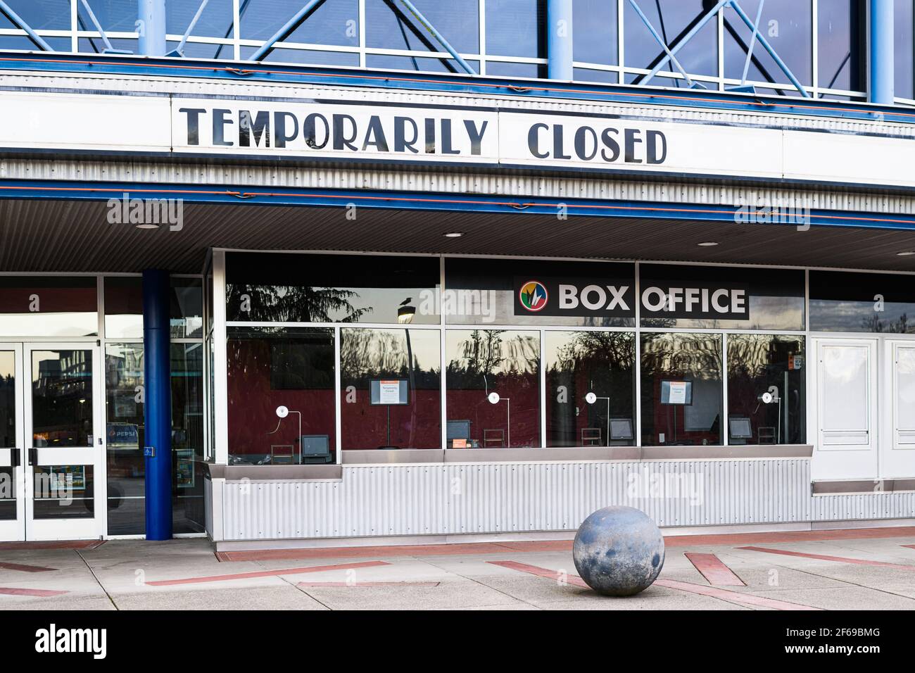 Regal Bella Bottega cinema a Redmond Washington marquee indicando la posizione viene temporaneamente chiusa, di conseguenza il covid-19 pandemia Foto Stock