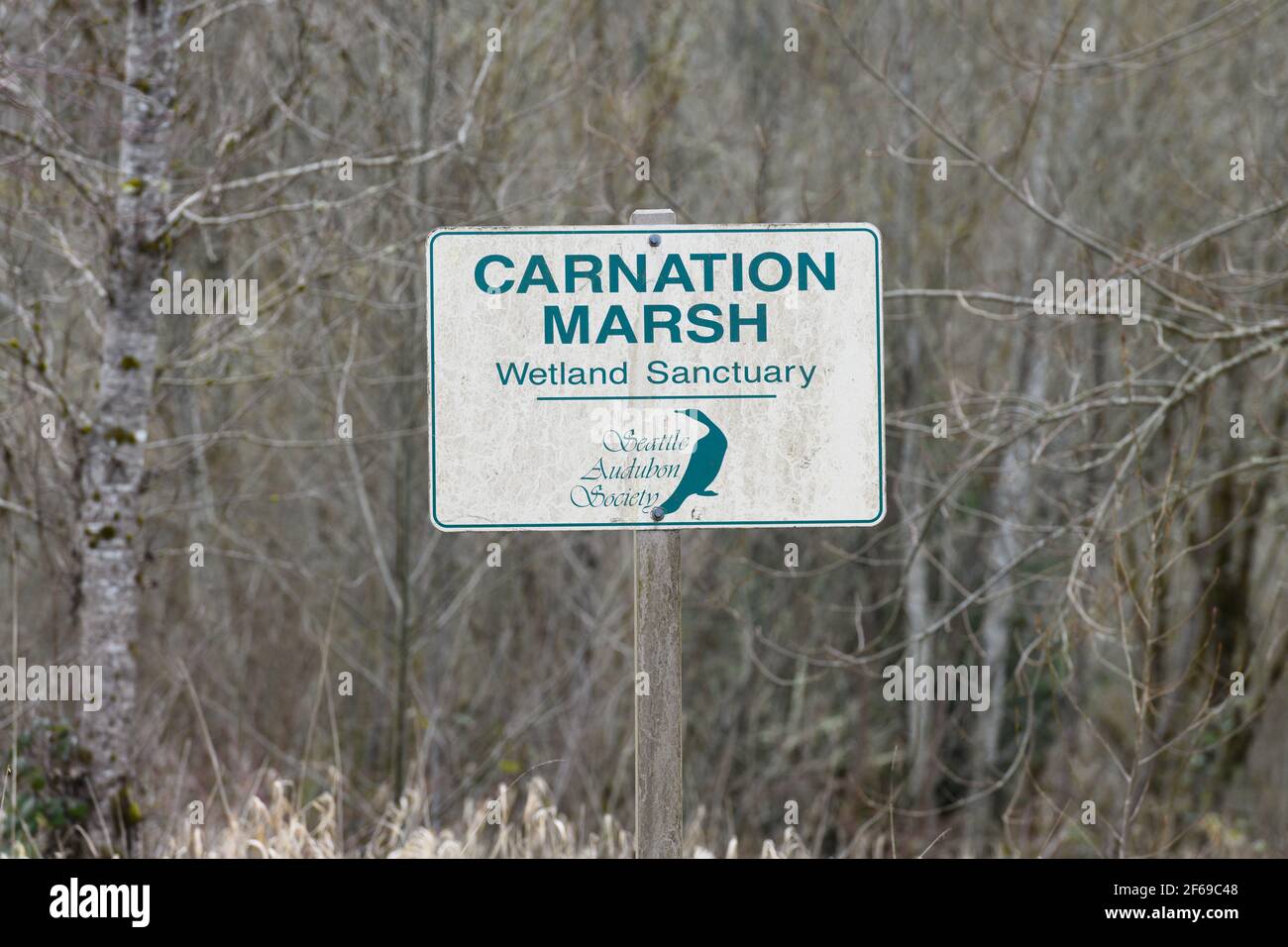 Cartello Carnation Marsh Wetland Sanctuary lungo il fiume Snoqualmie in East King County con il nome della Seattle Audubon Society e. logo Foto Stock