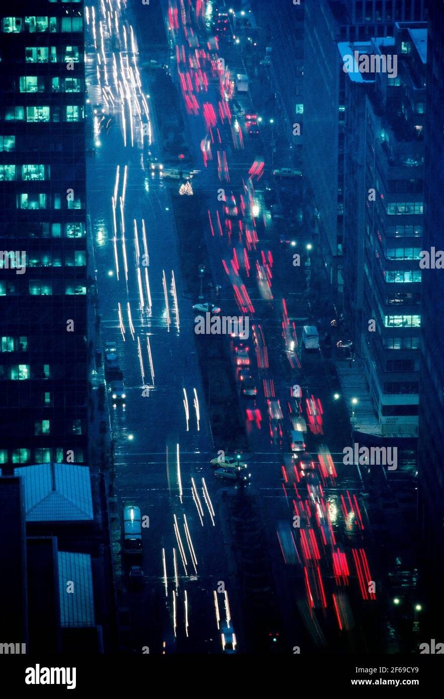 Tempo di notte visualizza in basso sulle luci e traffico in pioggia sulla Fifth Avenue, New York New York, Stati Uniti d'America Foto Stock
