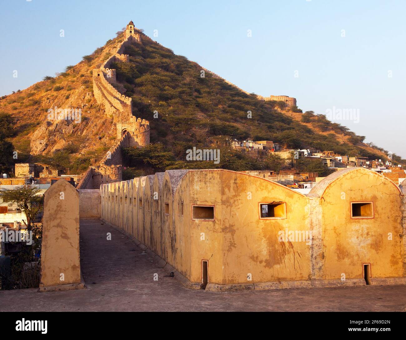 Fortificazione con bastione del forte di Jaigarh e Amer o Amber Città vicino Jaipur città India vista serale Foto Stock