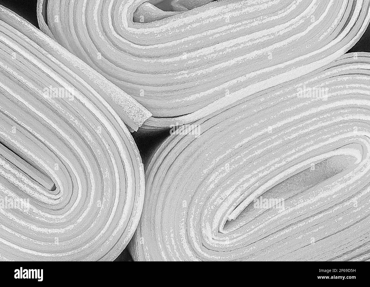 Rotoli industriali di schiuma bianca o materiali termoisolanti in un negozio di ferramenta. Pavimenti in laminato e parquet in rotoli da vicino. Resistente alla corrosione, Foto Stock