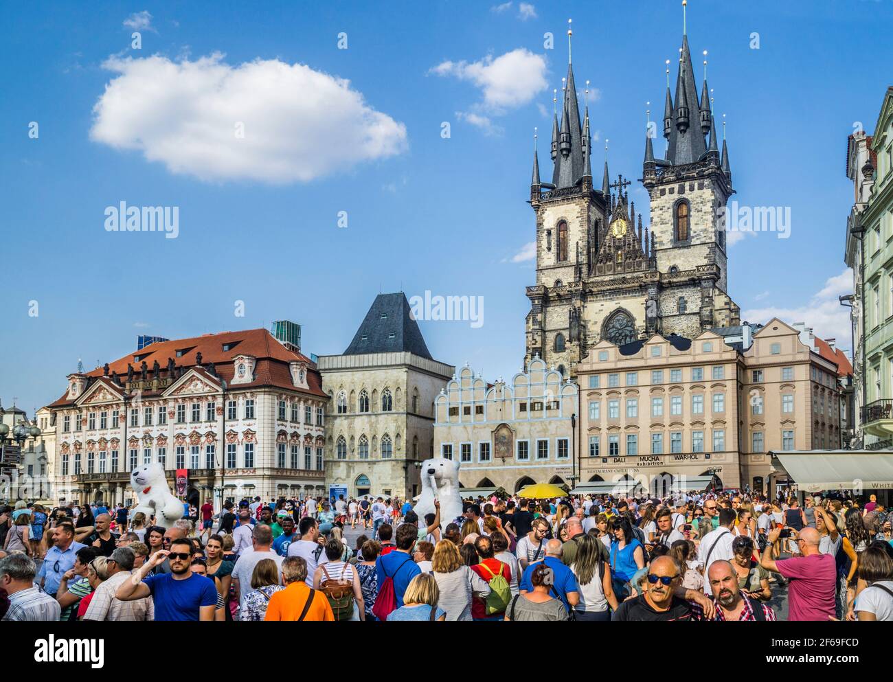 La Piazza della Città Vecchia di Praga con vista sulle guglie della Chiesa di nostra Signora prima di Týn, capitale di Praga, Repubblica Ceca Foto Stock