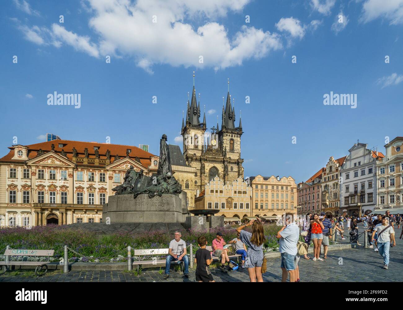 La Piazza della Città Vecchia di Praga con il Memoriale Jan Hus, capitale di Praga, Repubblica Ceca Foto Stock
