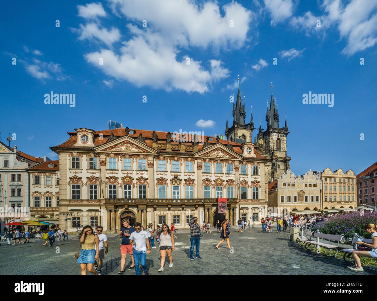 Palazzo Kinský nella Piazza della Città Vecchia di Praga, capitale di Praga, Repubblica Ceca Foto Stock