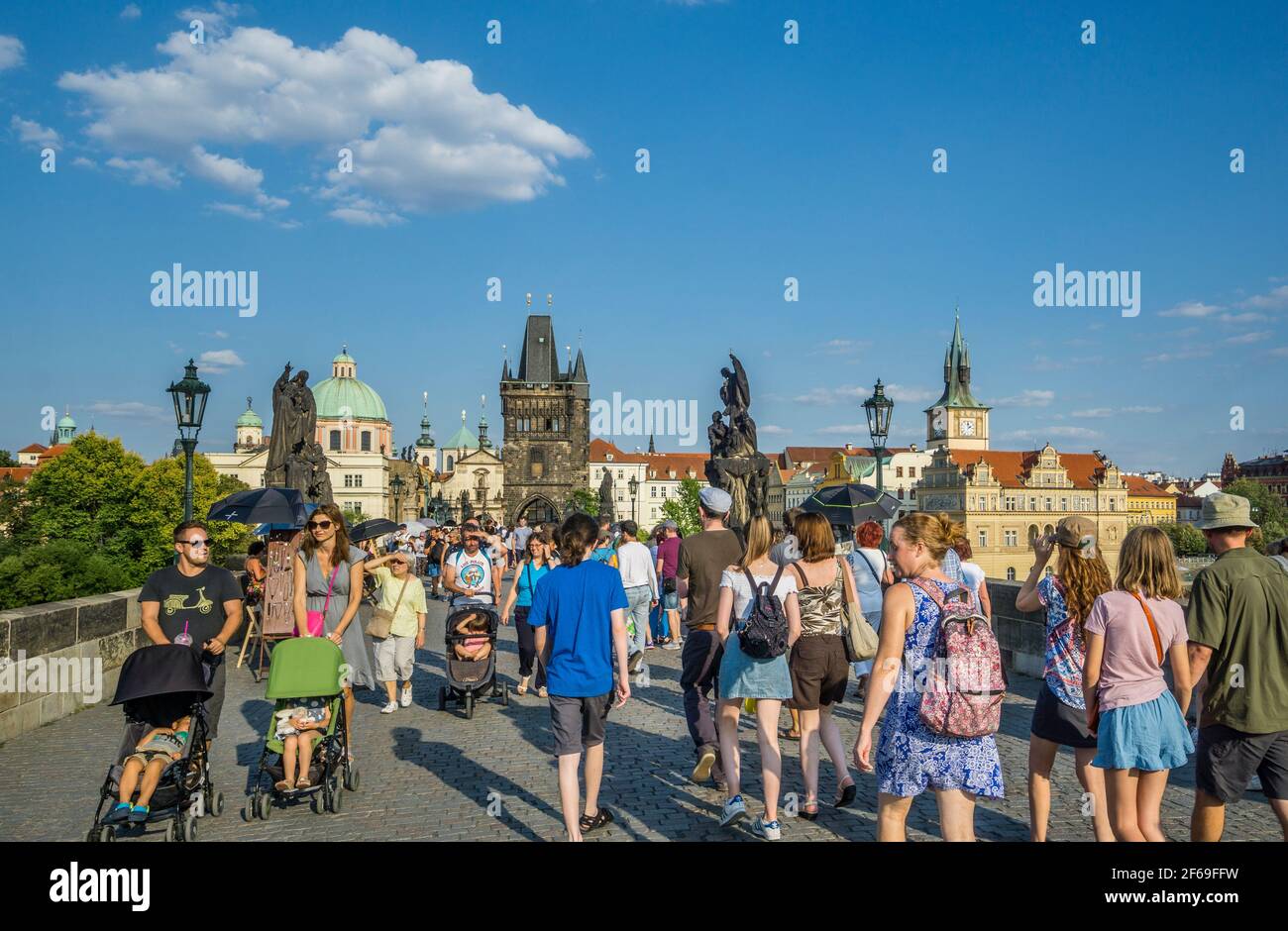 Folle turistiche sul Ponte Carlo, un ponte di pietra punto di riferimento che collega la città vecchia e la città nuova di Praga, capitale di Praga, Repubblica Ceca Foto Stock