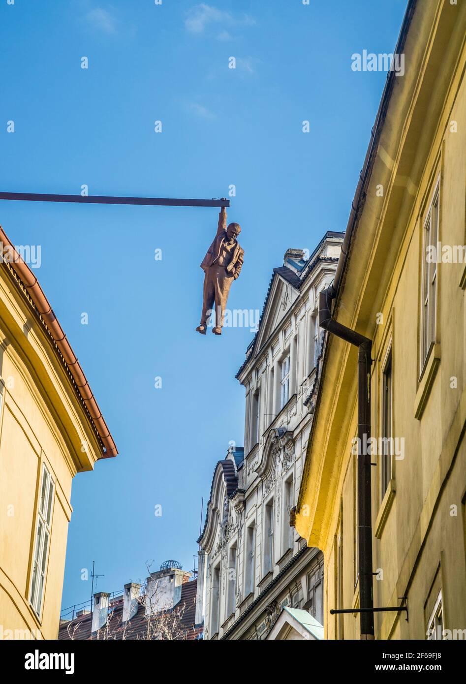 Una figura che si erge a penzolante sopra una strada nella città vecchia di Praga è una statua di Sigmund Freud dello scultore ceco David Černý dal titolo Man Hanging out, Capital Cit Foto Stock