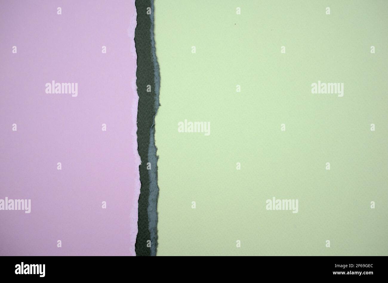 Pastello viola, grigio scuro, e verde chiaro strappato carte sfondo texture astratta. Raccolta di pergamena opaca vuota. Spazio di copia. Scatto in testa. Foto Stock