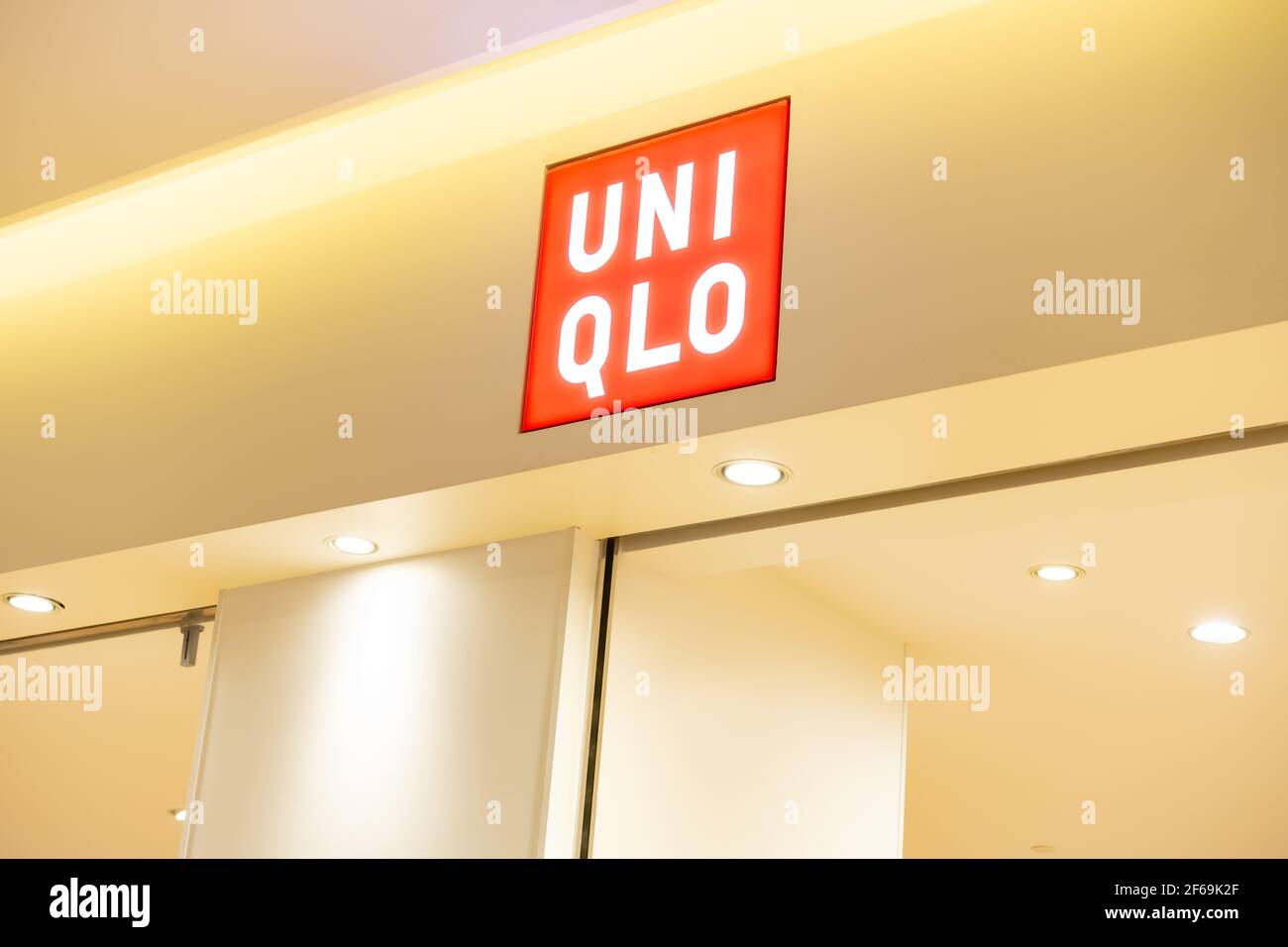 ZHONGSHAN GUANGDONG Cina-Marzo 30 2021:UNI QLO logo sulla parte superiore del negozio. Foto Stock