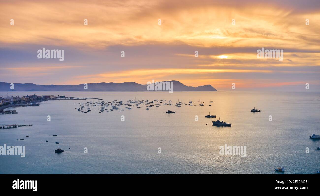 Lima, Perù - 30 marzo 2021: Il BAP Carrasco (BOP-171), nave oceanografica polare della Marina peruviana, porto di Callao Foto Stock