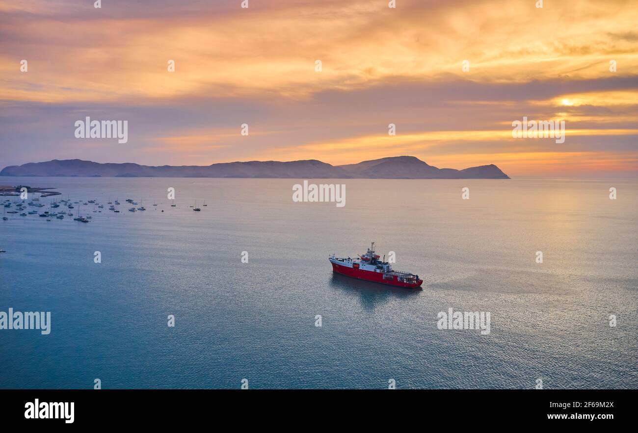 Lima, Perù - 30 marzo 2021: Il BAP Carrasco (BOP-171), nave oceanografica polare della Marina peruviana, porto di Callao Foto Stock