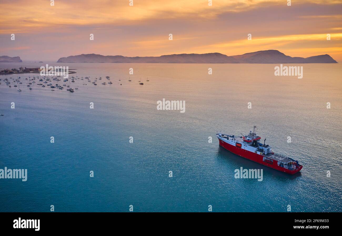 Lima, Perù - 30 marzo 2021: Il BAP Carrasco (BOP-171), nave oceanografica polare della Marina peruviana, porto di Callao Foto Stock