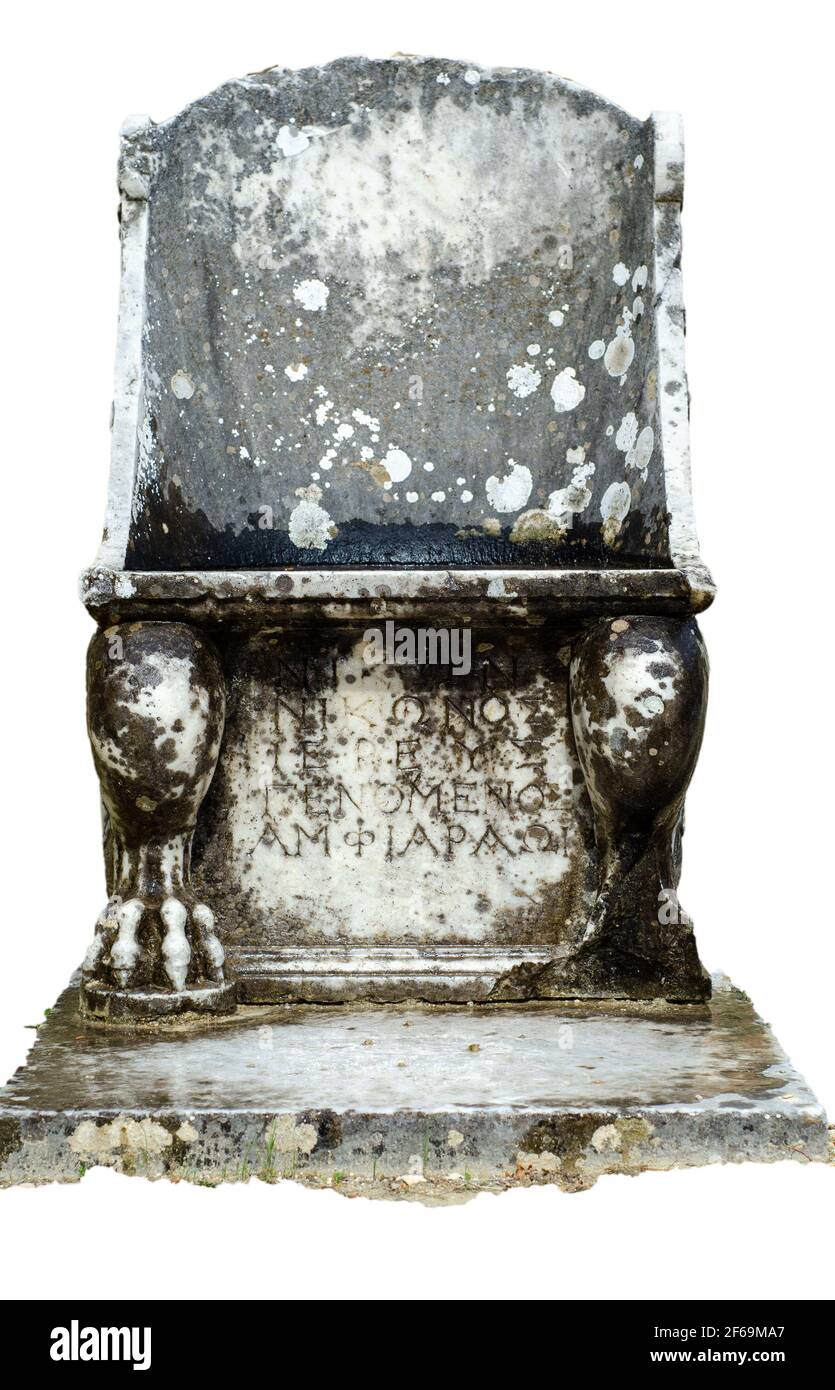 Il teatro dell'Anfibio oropos Grecia, primo piano troni di marmo Posti a sedere vip con decorazioni floreali in rilievo, isolati su bianco Foto Stock