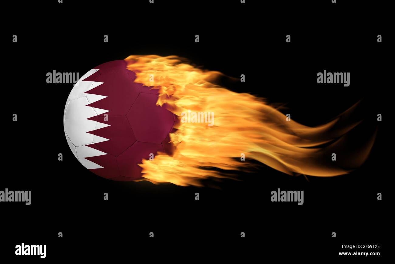 Pallone da calcio esplosivi con bandiera Qatar sul fuoco isolato su sfondo nero. Foto Stock