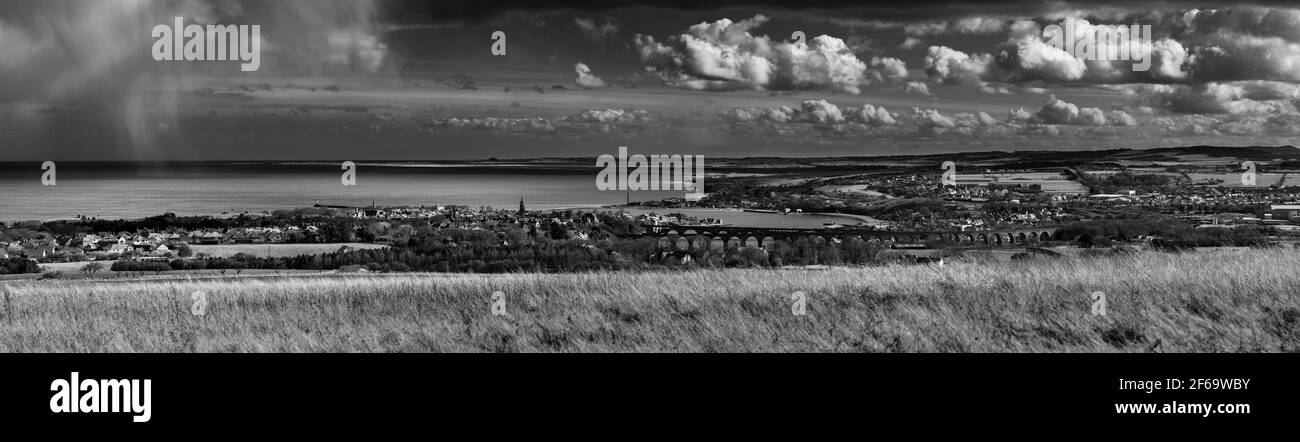 Berwick Upon Tweed visto da Halidon Hill il sito di Edward IIIs 1333 vittoria sugli scozzesi, oltre sono i castelli a Lindisfarne e Bamburgh Foto Stock