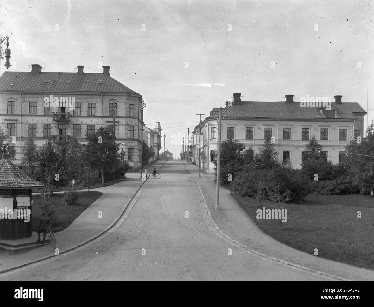 Il vialetto per la città dalla stazione. Foto Stock